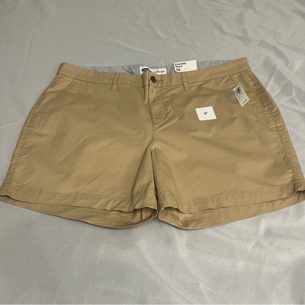 Old Navy Women’s khaki Everyday Short size 16. 5” inseam. Tags still on.